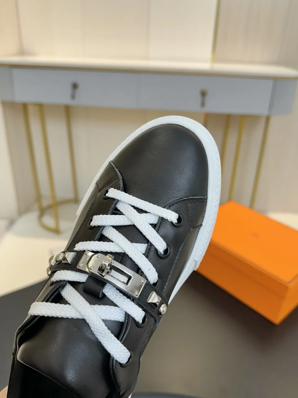 Men's Men's Shoes💰620❤️❤️❤️HERMES 2021 latest Kelly buckle white sneakers are online! The highest version on the market! Purchasing level quality! The H family rarely produces flat casual shoes, and they are styled with classic palladium-plated Kelly shoe buckles! Create a fashionable urban look that perfectly embodies the noble and elegant style of Hermès! Material selection: Fabric imported cowhide, lining + foot pads imported sheepskin, original molded TPU outsole, heavy gold molded kelly buckle full of texture Size: Female: 35-41 (41 is not returnable) Male: 39-45 (45 is not returnable)